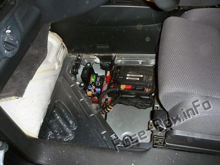 The location of the fuses in the passenger compartment: Audi A2 (8Z; 1999, 2000, 2001, 2002, 2003, 2004, 2005)
