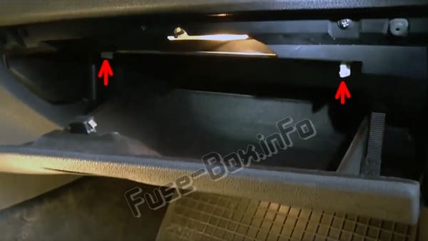 The location of the fuses in the passenger compartment: BMW X3 (E83; 2004-2010) 