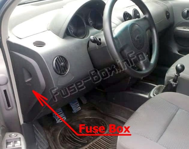 The location of the fuses in the passenger compartment: Chevrolet Aveo (2002-2006)