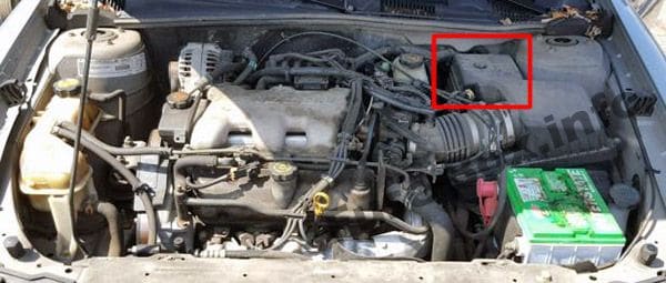 The location of the fuses in the engine compartment: Chevrolet Malibu (1997, 1998, 1999, 2000, 2001, 2002, 2003)