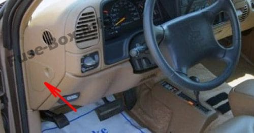 The location of the fuses in the passenger compartment: Chevrolet Suburban (1995, 1996, 1997, 1998, 1999)