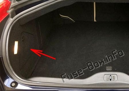 The location of the fuses in the trunk: Citroën C6 (2007, 2008, 2009, 2010, 2011)