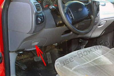 The location of the fuses in the passenger compartment: Ford F-250 / F-350 / F-450 / F-550 (1997, 1998, 1999, 2000, 2001)