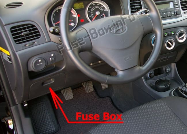 The location of the fuses in the passenger compartment: Hyundai Accent (MC; 2007-2011)