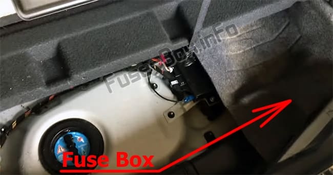 The location of the fuses in the luggage compartment: Mercedes-Benz R-Class (W251; 2005-2013)
