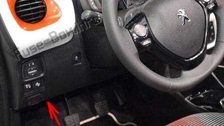 The location of the fuses in the passenger compartment (LHD): Peugeot 108 (2014-2019-..)