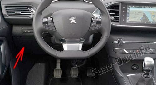 The location of the fuses in the passenger compartment (LHD): Peugeot 308 (2014-2018-..)