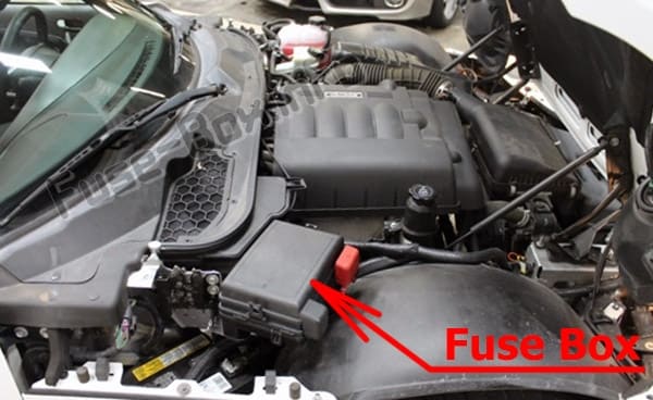 The location of the fuses in the engine compartment: Pontiac Solstice (2006-2010)