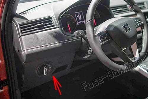 The location of the fuses in the passenger compartment: SEAT Arona (2017, 2018-...)