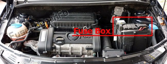 The location of the fuses in the engine compartment (AT): Skoda Roomster (2006-2015)