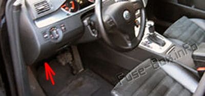 Relay carriers under driver side dashboard: Volkswagen Passat B6 (2005-2010)